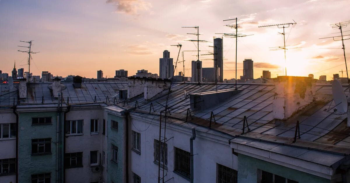 С городом крыш тихо. Крыша домов моного итажек.