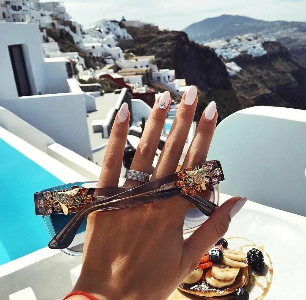 Шоколад на мужской ладони. Хвастается кольцом. Богатая жизнь эстетика. Состоятельный мужчина. Атрибуты богатой жизни.