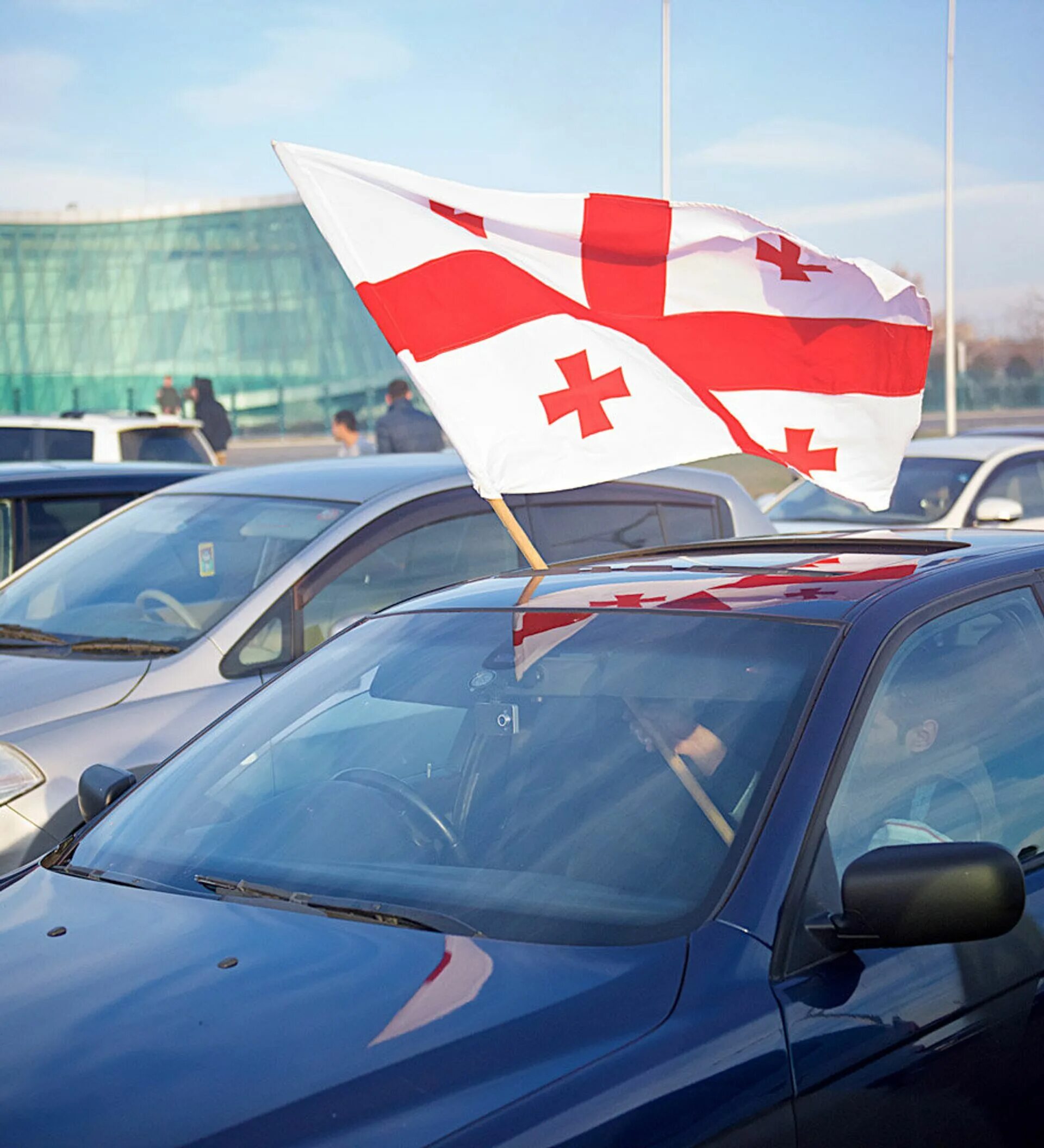 Флаг Грузии на машине. Мерседес с грузинским флагом. Грузинский флаг на машине. Машина кузов грузинским флагом. Ввоз в грузию