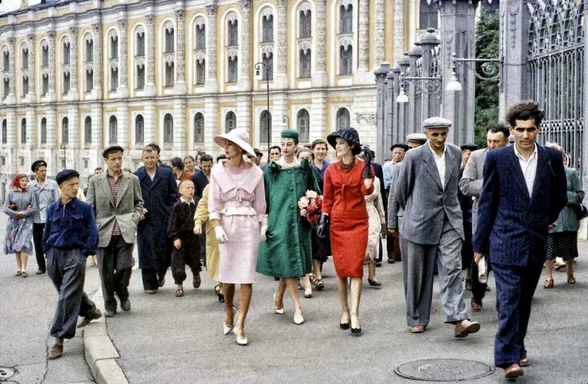 Модели кристиан диор в советской москве 1959. 1959. Советские люди 20 века. Журналистика начала 20 века. 60е ссср молодежь.