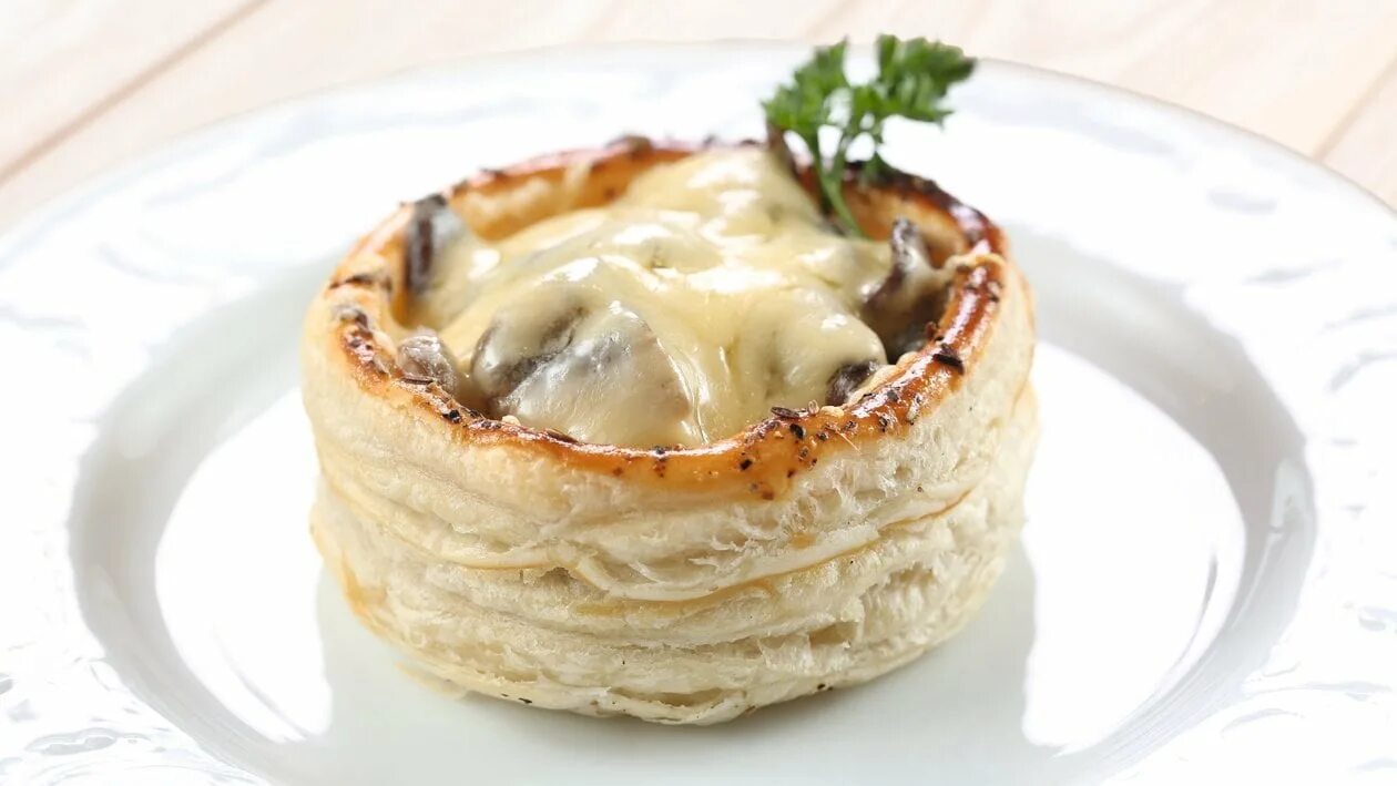 Мешочки с курицей и грибами в слоеном тесте. Волованы с курицей и грибами. Жульен в слоеном тесте с курицей. Жульен с курицей в тесте. Жульен в слоеном тесте с курицей.