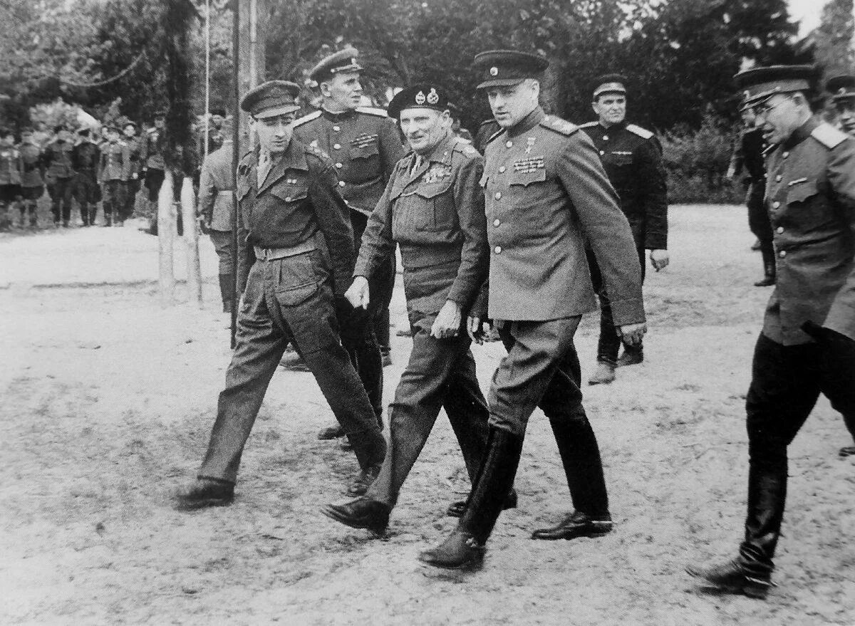 Рокоссовский маршал польши. Рокоссовский 1942. Маршал рокоссовский. Войска рокоссовского. Войска рокоссовского.