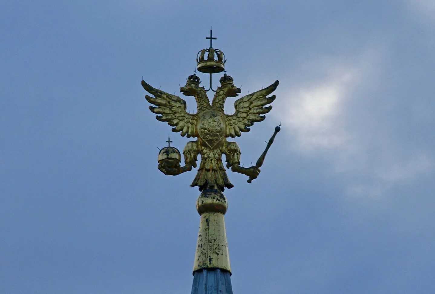 Двуглавый орел на спасской башне. Московский кремль с двуглавыми орлами. Двуглавый орел кремль. Царская башня московского кремля. Двуглавый орел на шпиле кремля.