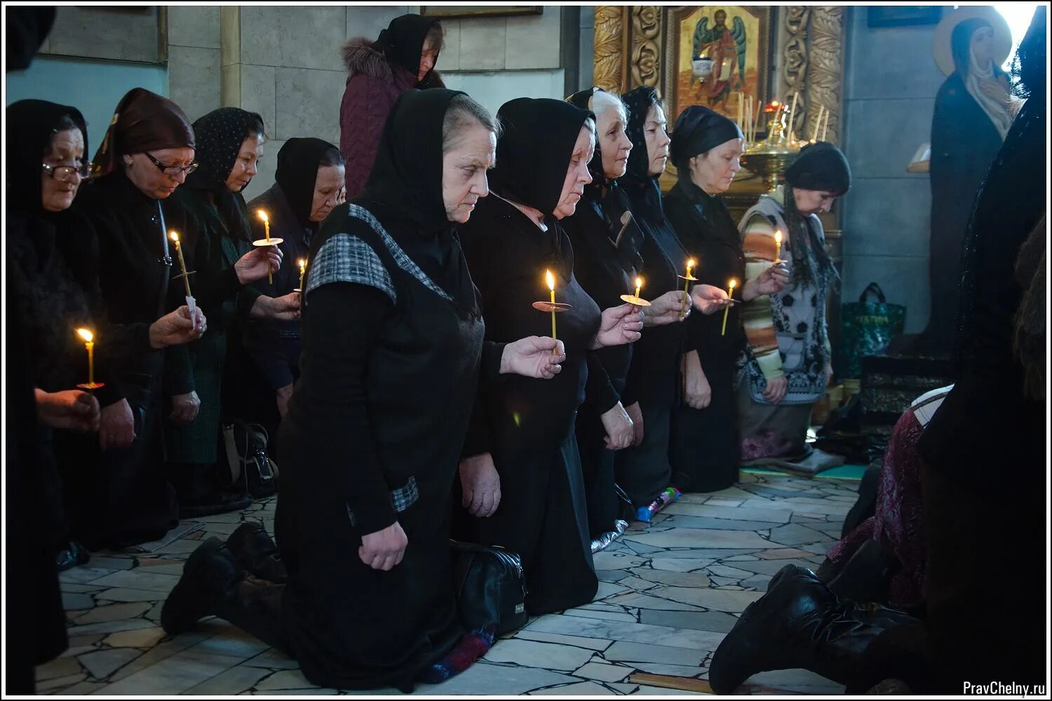 Пост и покаяние. Великий пост покаяние. Покаянный человек. Церковные свечи монахи на коленях покаянный канон.