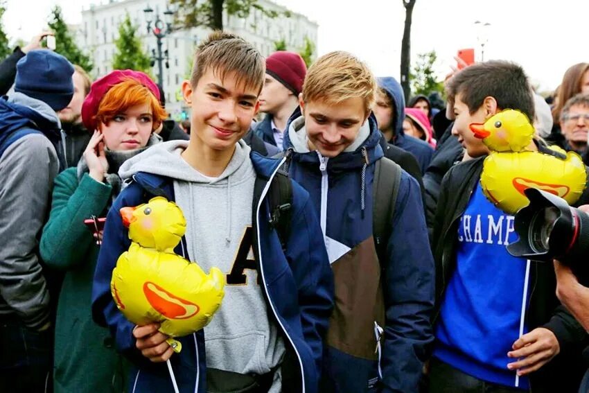 Школьники на митинге. Школьники на митинге Навального. Навальнята. Навальнята дети. Митинг подростков