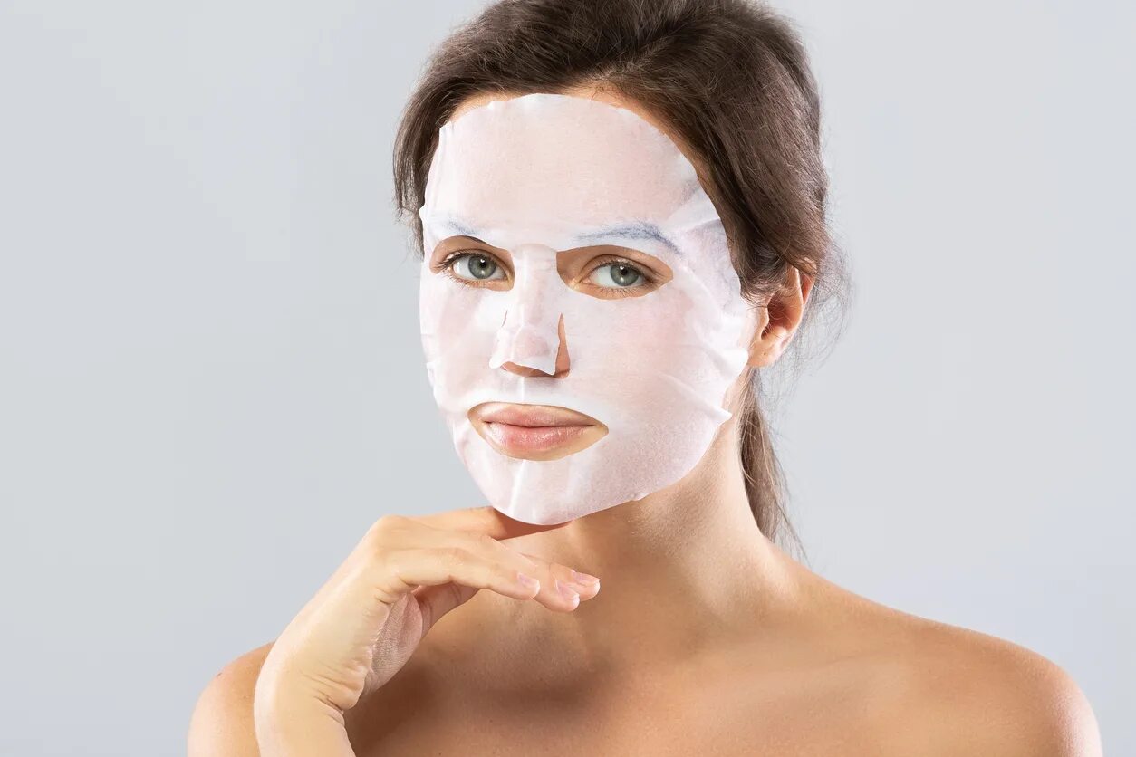 Зачем нужны ночные маски для лица. Woman Sheet Mask Solid background. Как использовать ночную маску