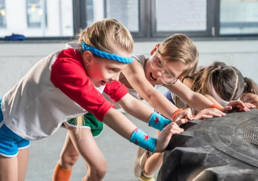 Children do sports. Спорт дети. Приобщение к спорту. Приобщение детей к спорту. Мастер классы для детей на тему спорт.