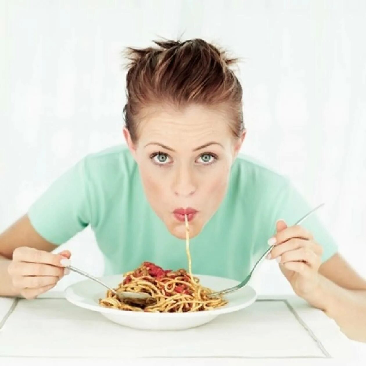 Женщина кушает. Человек ест макароны. Женщина ест спагетти. Человек кушает.
