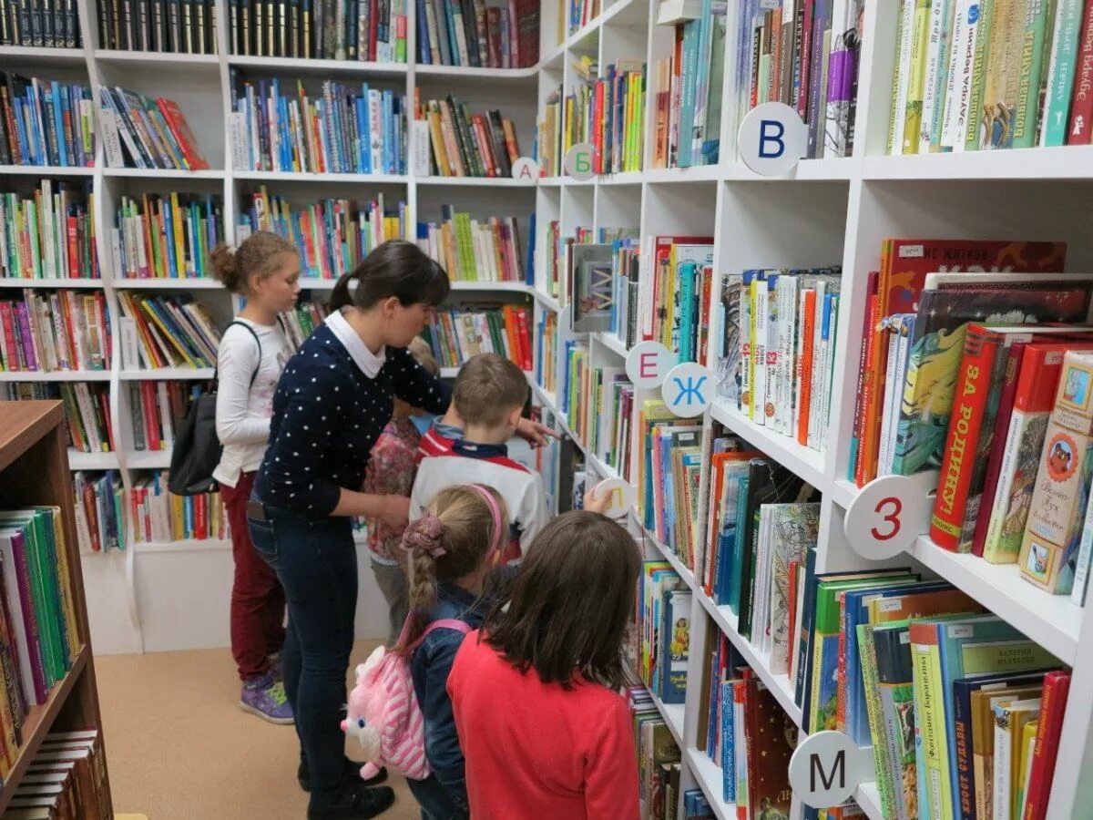 Ученик книжный магазин. Дети в библиотеке. Библиотека в школе. Школьная библиотека. Детям. Детская библиотека.