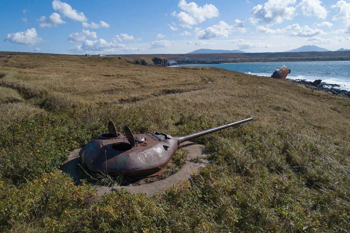 Почему курилы. Остров Итуруп Курильские острова. Остров Кунашир Курильские острова. Курильск остров Итуруп. Остров Кунашир Южно Курильск.