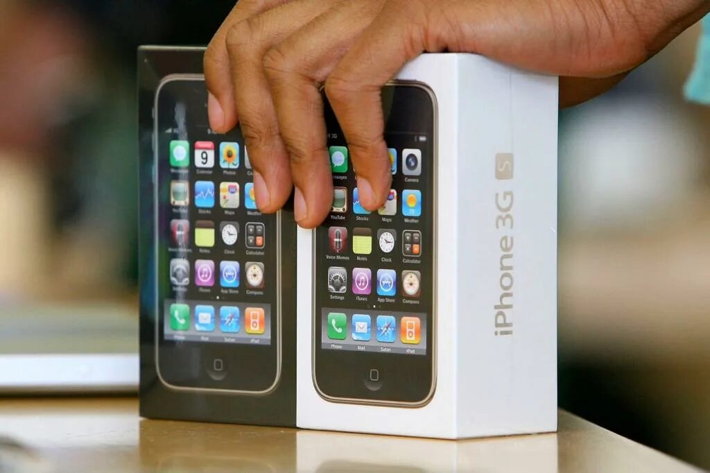 Айфон 1 модель. Iphone 3gs коробка. фотографии третьего айфона. человек с тремя iphone. все третьего айфон третьего поколения новый.