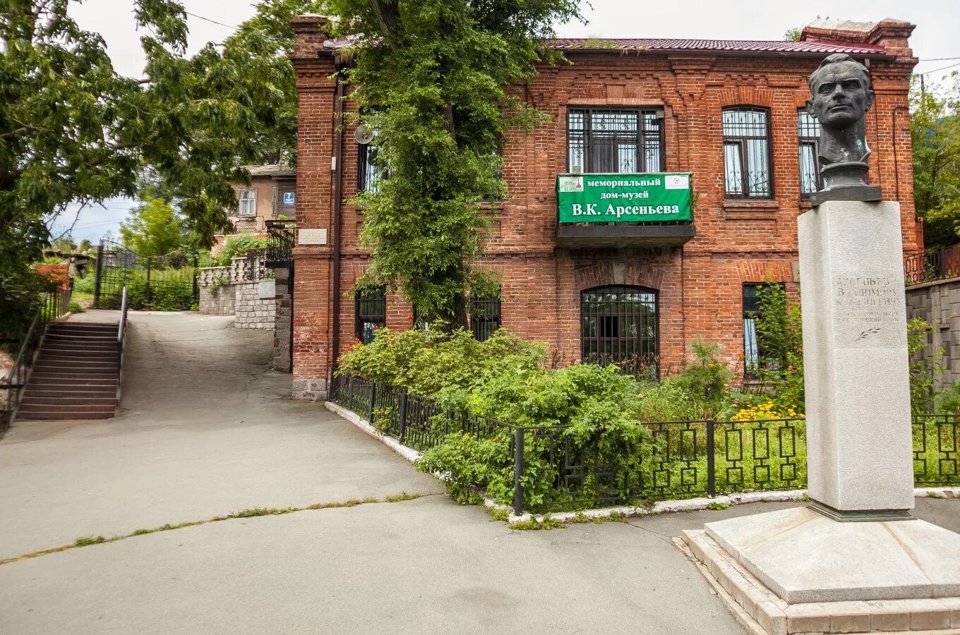 Арсеньева. Музей арсеньева владивосток. Музей истории дальнего востока арсеньева. Здание музея арсеньева владивосток. Арсеньева.