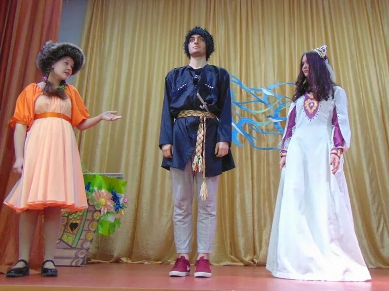 Ваня в сарафане. Ваня в сарафане театр луны. Спектакль ваня в сарафане. Ваня в сарафане театр. Ваня сарафанов.