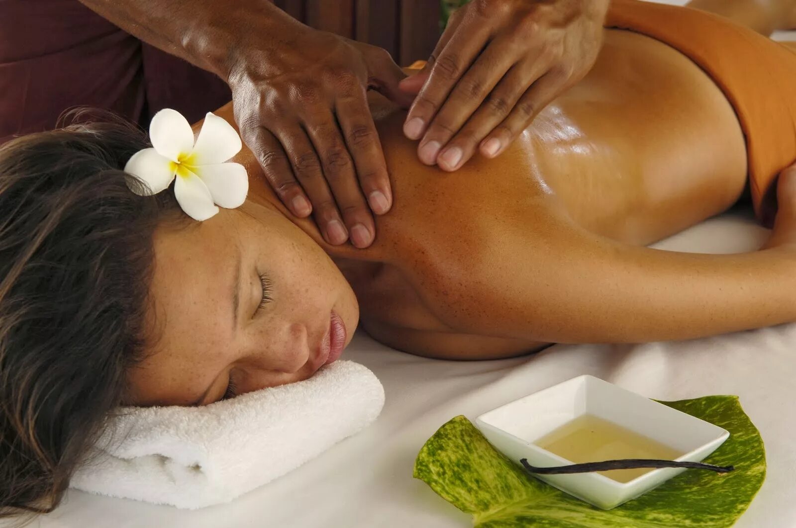 Масляный массаж тела. Аюрведический массаж абхьянга. Бирманский массаж головы. Масло 2 массаж. Масляное обертывание для тела ,масло.