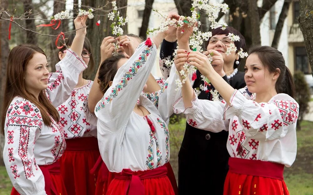 Молдавский национальный праздник «Мэрцишор»,. Молдова праздник весны Мэрцишор. Мэрцишор праздник в Молдавии.