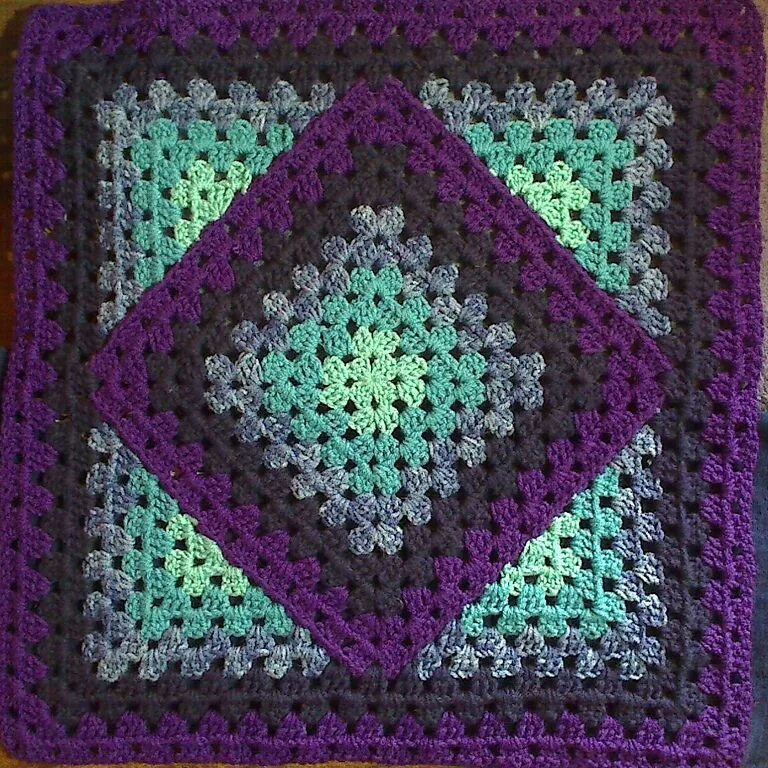 Вязаные бабушкины квадраты крючком. Бабушкин квадрат granny Square. "Бабушкин квадрат" - "Pizzazz". Афганский квадрат Мандала. Плед Калейдоскоп Бабушкин квадрат.