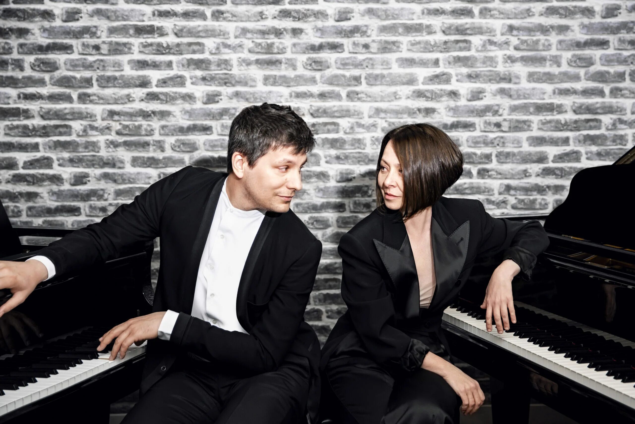 Парень поет на сцене. Поют дуэтом. Мужчина в студии звукозаписи. Вокальный дуэт. Мужчина и женщина поют дуэтом.