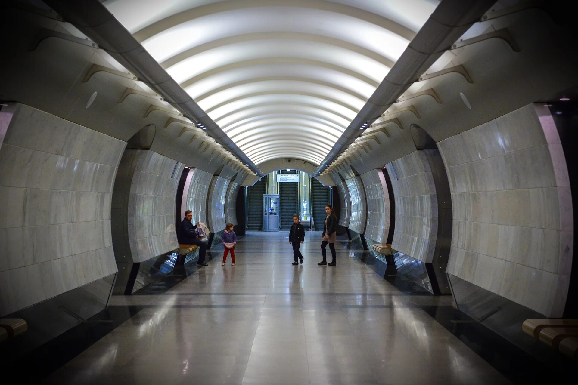 Сами глубоки метро. Самая узкая станция метро. Самое глубокое метро в мире. Узкого станции.