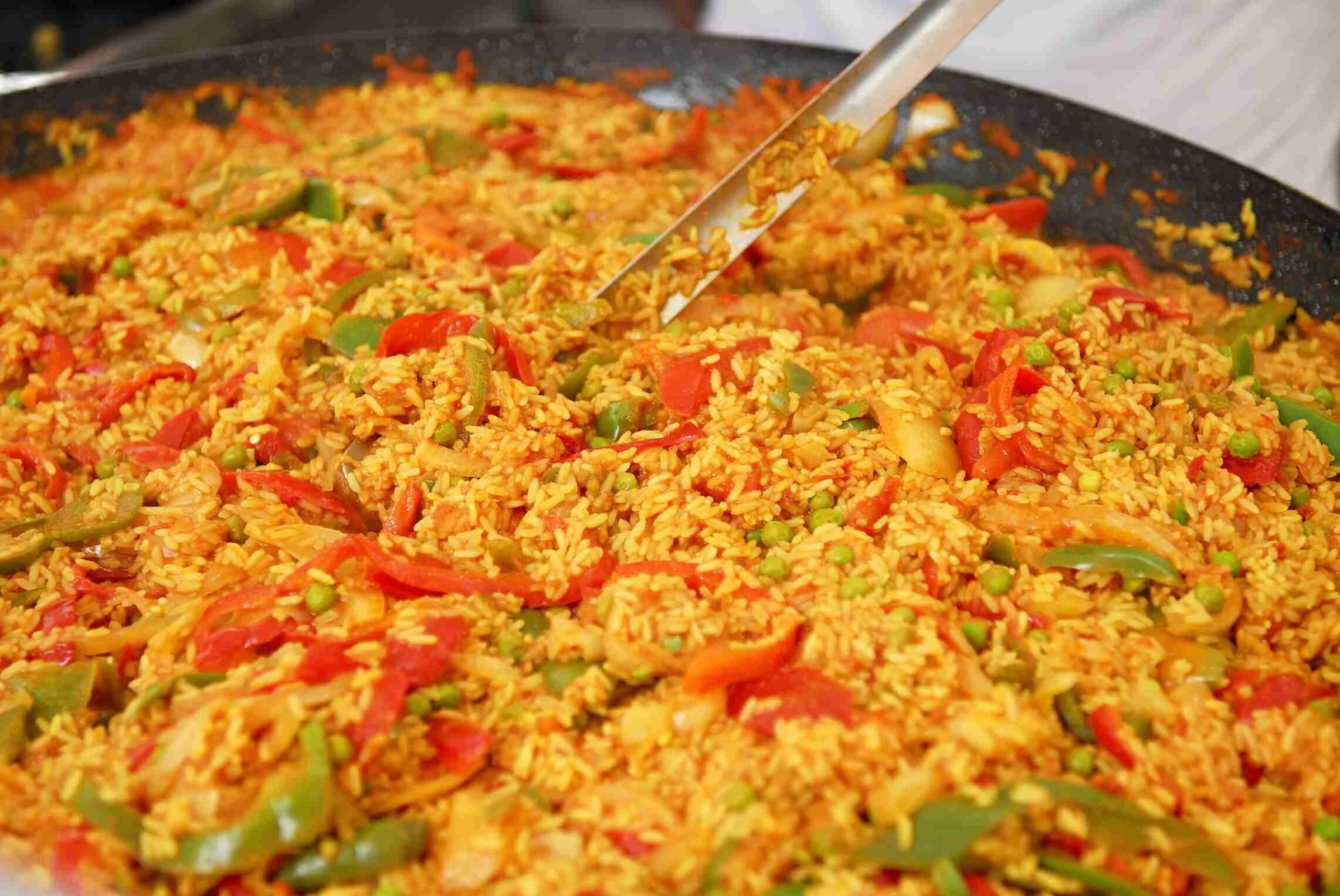 Paella блюдо. Испанская паэлья с морепродуктами. Паэлья каталана. Испанская паэлья. Салат фасоль.