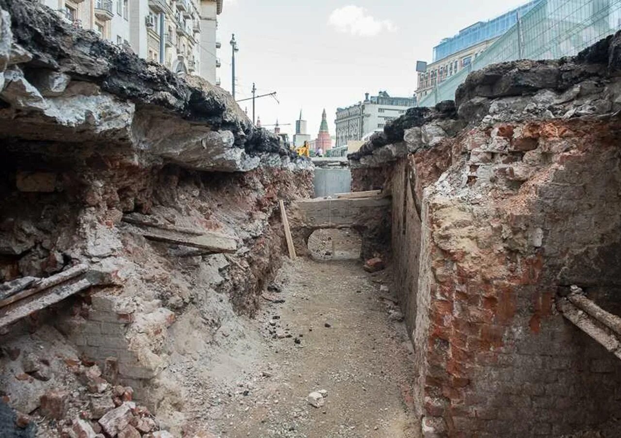 Закопанные города. Омск. Засыпанные здания. Закопанный политехнический музей в москве. Политехнический музей в москве откопали.
