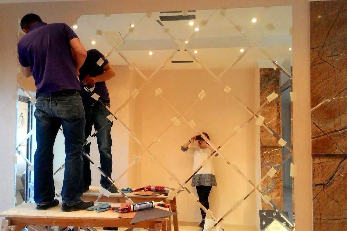 Монтаж зеркала в ванной. Крепление зеркала в ванной. Установка зеркальных. Зеркальная плитка панно. Установка зеркала лежать вертикальная.