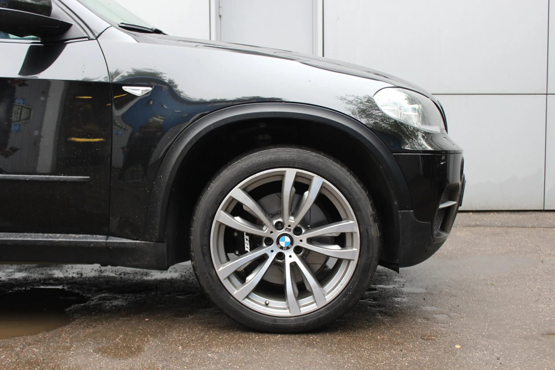 Bmw x5 тормоза. Тормоза BMW x5 e70. Тормозные диски BMW x5. BMW x5 e70 4.4 2011 тормозные диски. Передние перфорированные диски BMW e53.