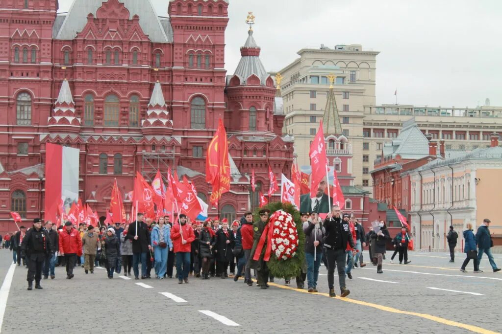 Масленица москва 2024 красная площадь. Ленин КПРФ. День рождения Ленина 22 апреля КПРФ. КПРФ красная Москва. Мавзолей Ленина КПРФ.