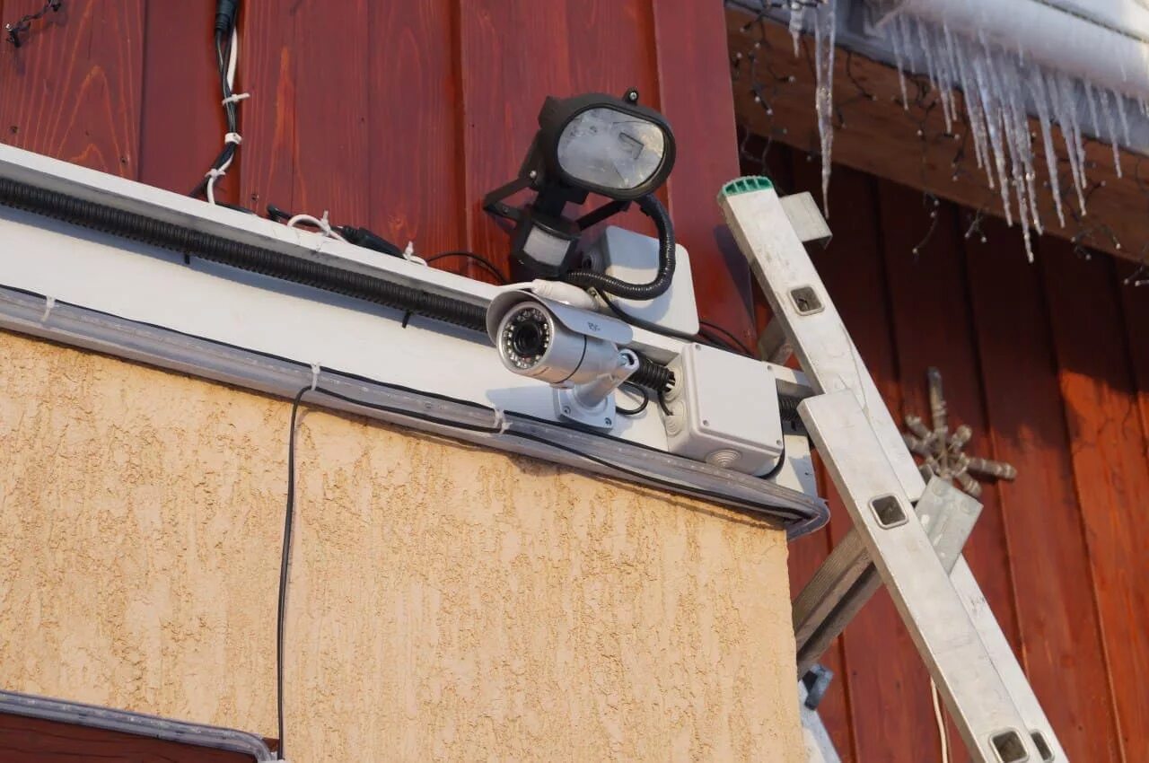 Камера видеонаблюдения уличная. Двумя камерами установки. Кронштейн для видеокамеры на столб. Двумя камерами установки. Двумя камерами установки.