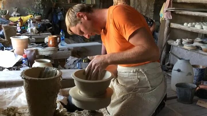 Сергей масликов гончар нижние таволги. Гончар профессия. Дом гончара молдова. Сергей масликов гончар нижние таволги. Гончарная мастерская древней руси.