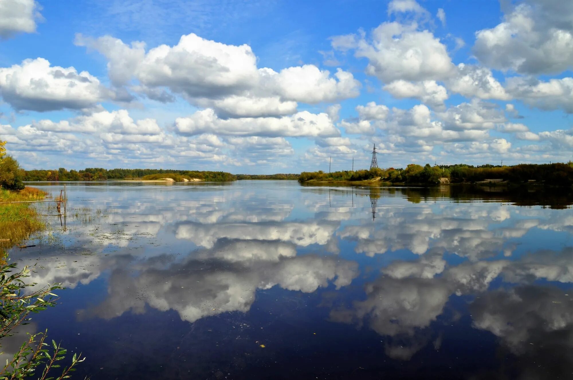 В реку смотрят облака. Облака глядятся в реку. Облака в реке. Облака плывут в реке. Фото природы Нижегородского края.