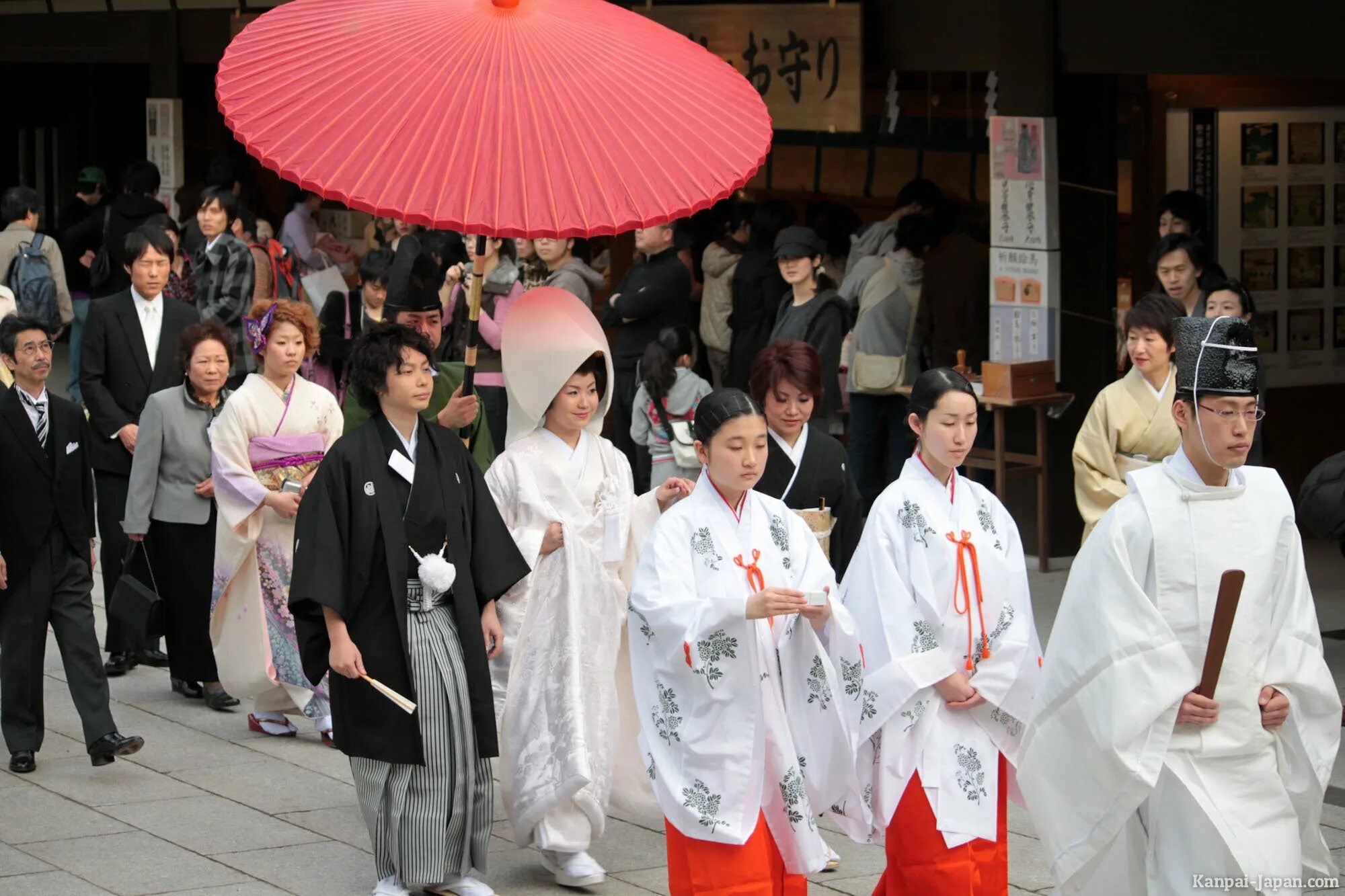 Япония свадьбы Shinto Style. Церемония свадьбы Синто Япония. Японская свадьба в синтоистском храме. Свадьба в Японии традиции и обычаи. Японский жених