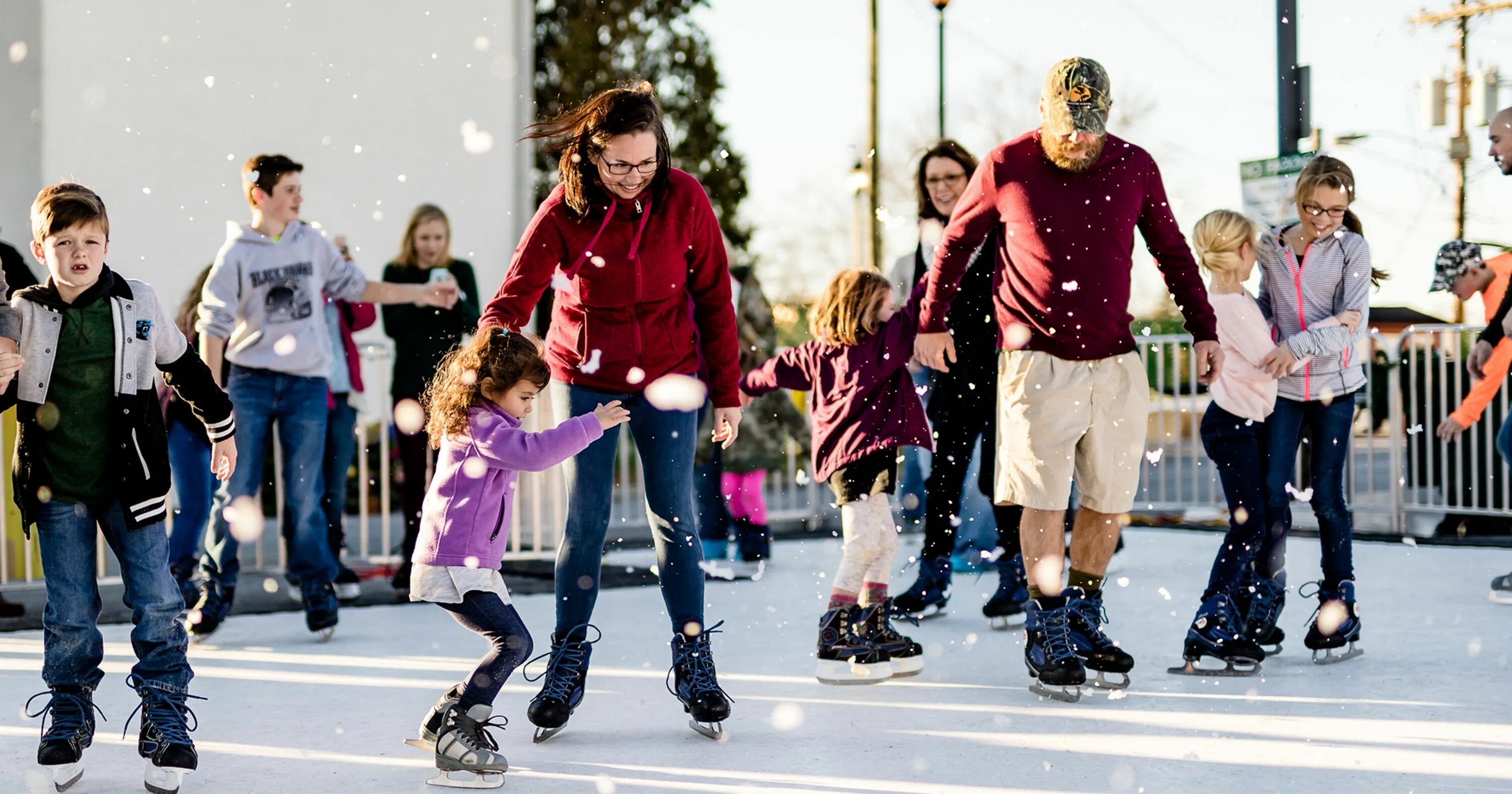На коньках на улице. Семья на коньках. Люди на коньках. Хобби каток.
