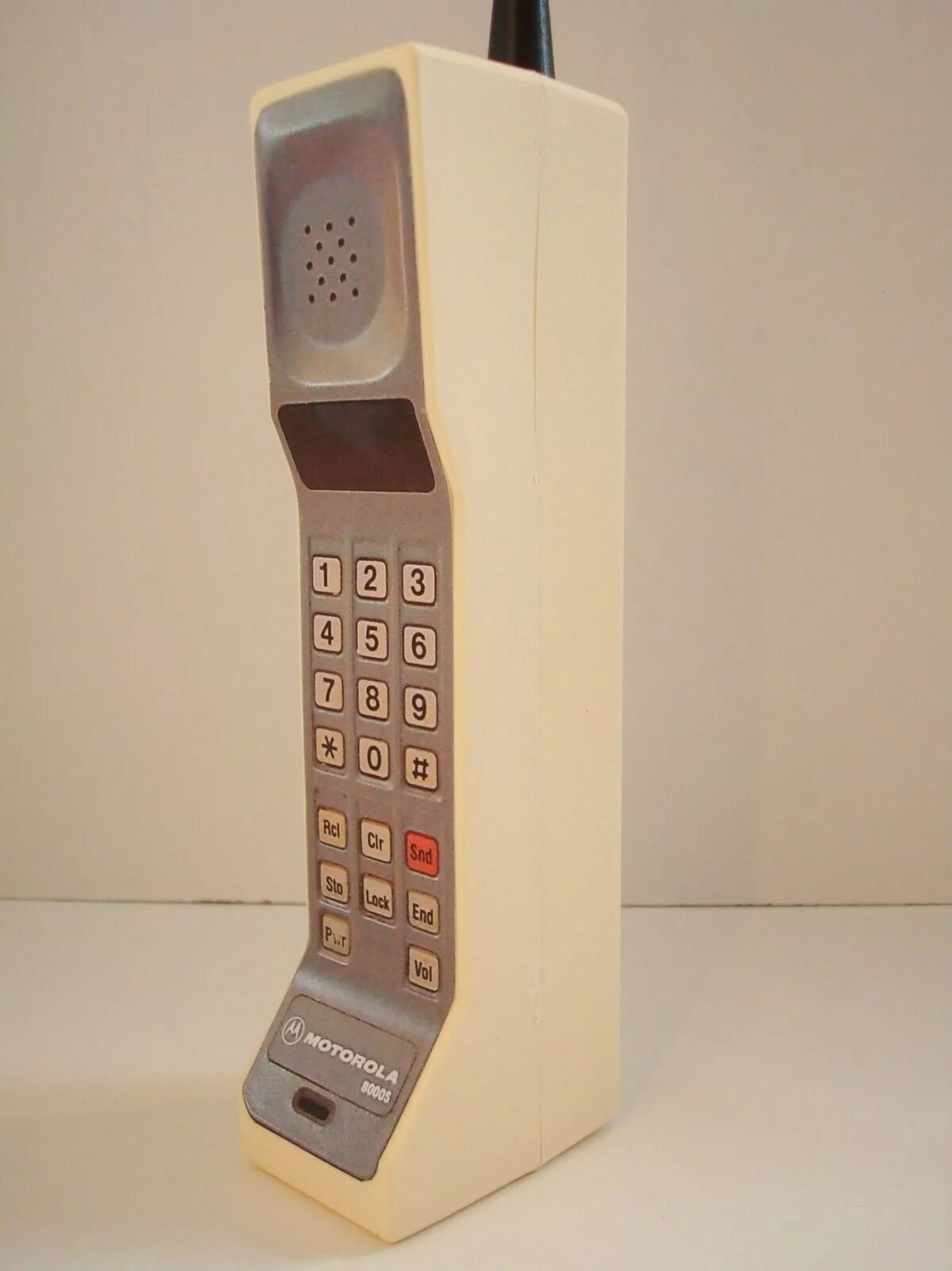 Телефон 70 90 90. Motorola DYNATAC 8000x. Моторола DYNATAC. Motorola 80s Phone. Моторола радиотелефон 80-х.