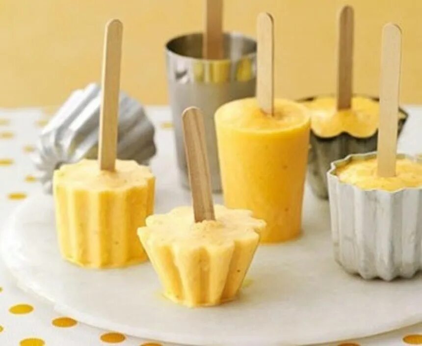 Банановое мороженое домашнее. Мороженое с карамелью. Мороженое из йогурта и банана. Мороженое банановое. Банановое мороженое на палочке.