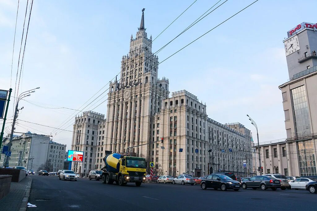 Кратчайшее содержание от красных ворот. Сталинские высотки красные ворота. красные ворота москва высотка. садовая спасская сталинская высотка. здание на площади красных ворот сталинская высотка.