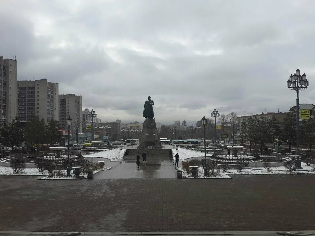Памятник хабарову в хабаровске на вокзале фото File:Памятник Е.П. Хабарову. Привокзальная площадь, Хабаровск.jpg Wikimedia Co