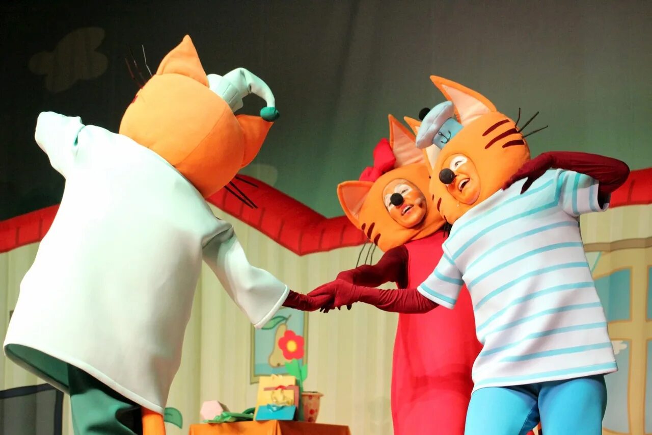 3 кота робот поневоле. Миу Миу спектакль три кота. Спектакль три кота мега пикник. Спектакль три кота день варенья.