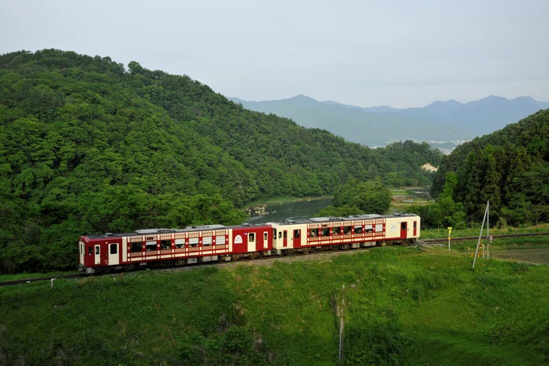 Железные дороги японии. Императорский поезд Японии. Japan Railways. Японский поезд вид сбоку. Поезда в Японии.