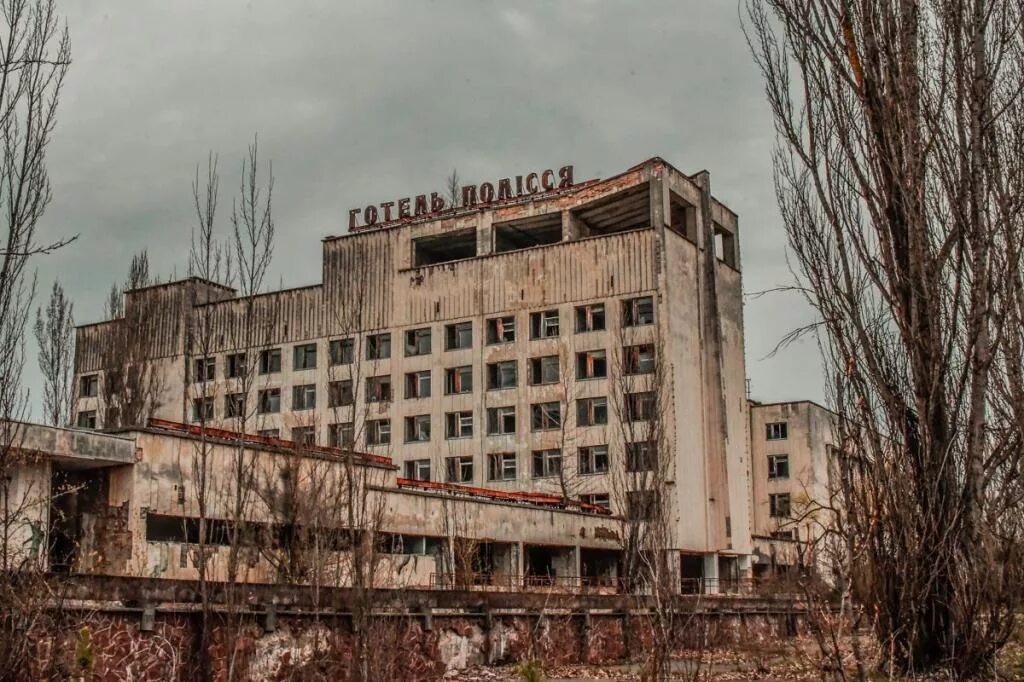 Chernobyl zone. Чернобыль зона отчуждения Припять. Припять зона отчуждения 2021. Зона отчуждения город Припять. Чернобыльская АЭС И город Припять.