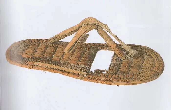 Первые сандали. Обувь из папируса в древнем Египте. Сандалии из пальмовых листьев древний Египет. Циновка в древнем Египте. Сандалии из папируса древний Египет.
