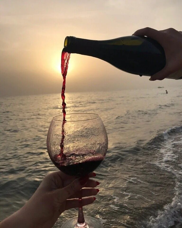 В душе вопросов омут бокал вина. Бокал вина на море. Море в бокале. Вино и море. Море бокалы с вином.