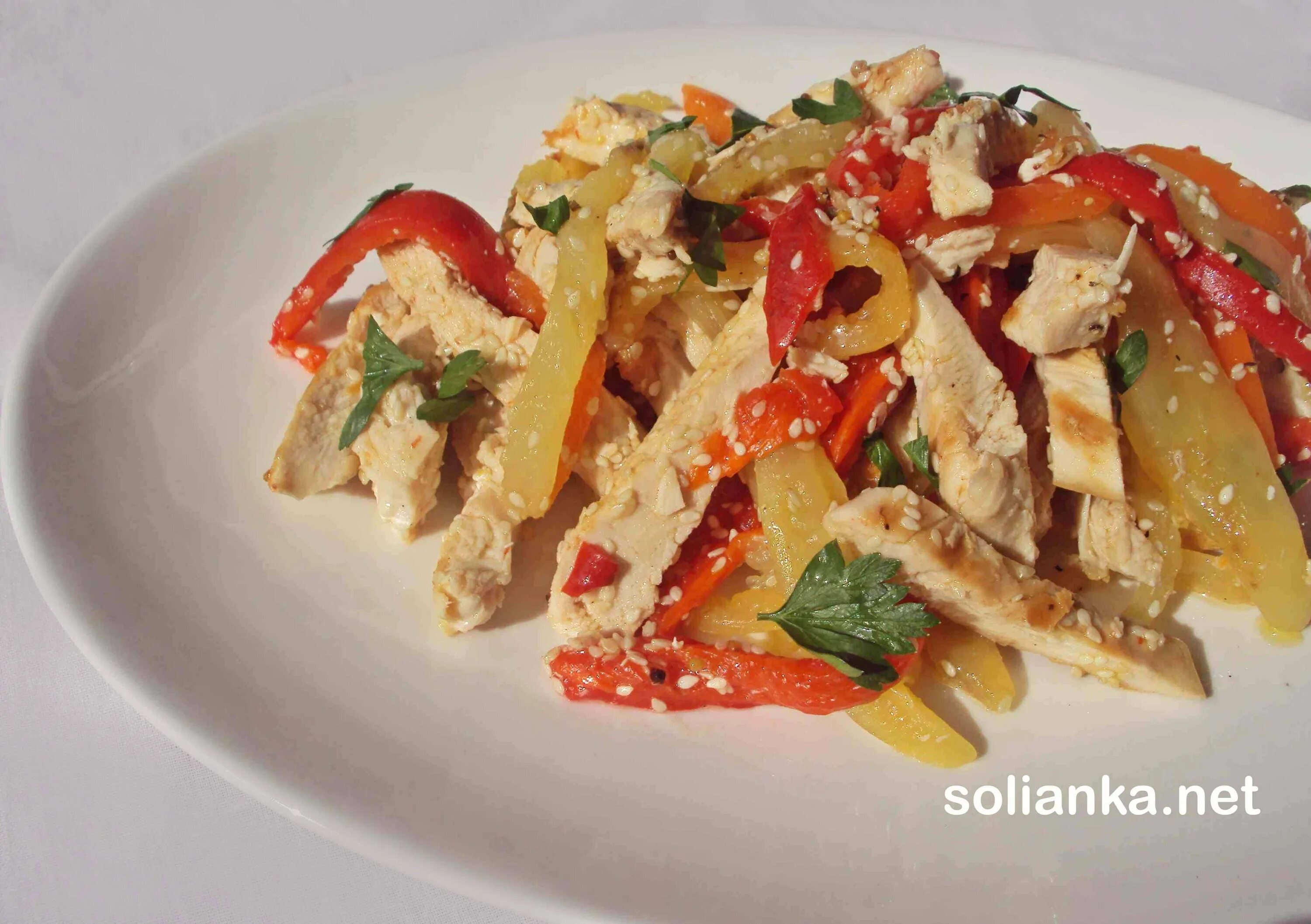 Салат с курицей болгарским перцем и огурцом