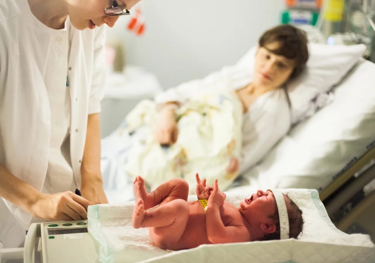 Новорожденный ребенок в родзале. Новорожденный в родильном доме. Обследование в роддоме
