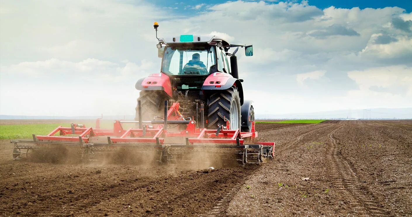 Сельскохозяйственная техника карта. Отвальная вспашка. Трактор с плугом в поле. Трактор пашет землю. Пахотный трактор.