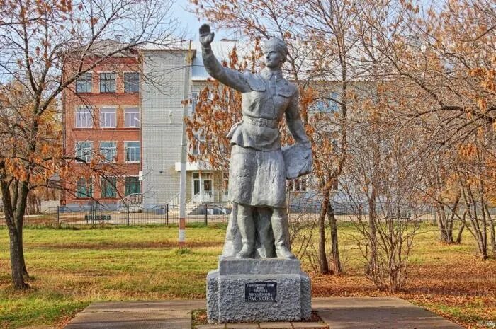 Одноклассники г энгельс. Памятник Марине Расковой. Памятник Марине Расковой в Энгельсе. Памятник Марине Расковой Саратов.