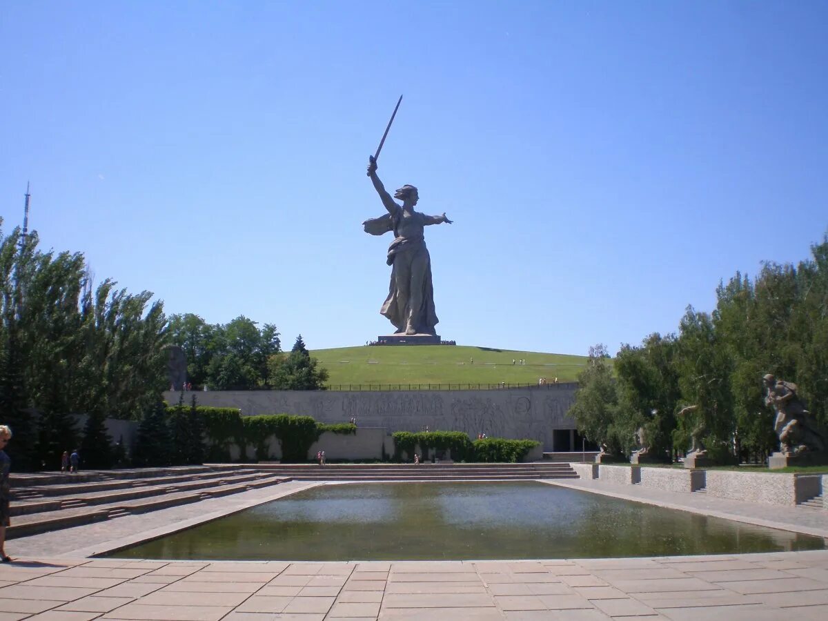 Высота кургана в волгограде. Высота кургана в волгограде. Мамаев курган высота памятника. Площадь "стоявших насмерть". Мамаев курган волгоград.