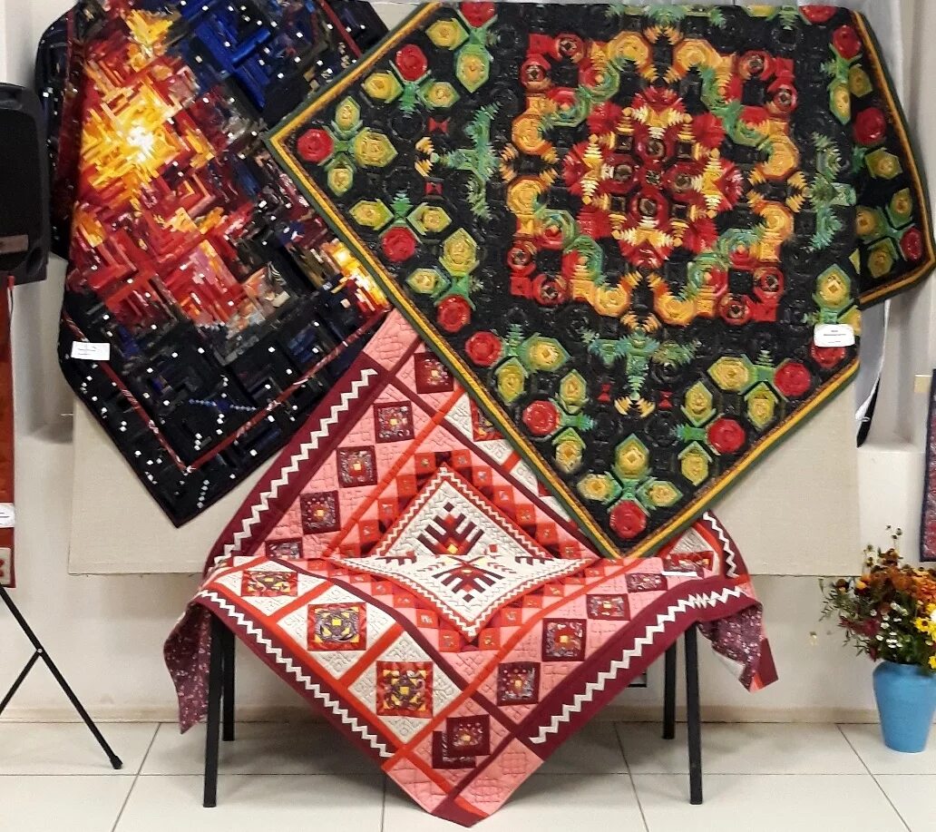 Пэчворк выставка. Пэчворк выставка. Выставка пэчворка. Выставка лоскутного шитья. Фестиваль лоскутного шитья душа россии 2022.