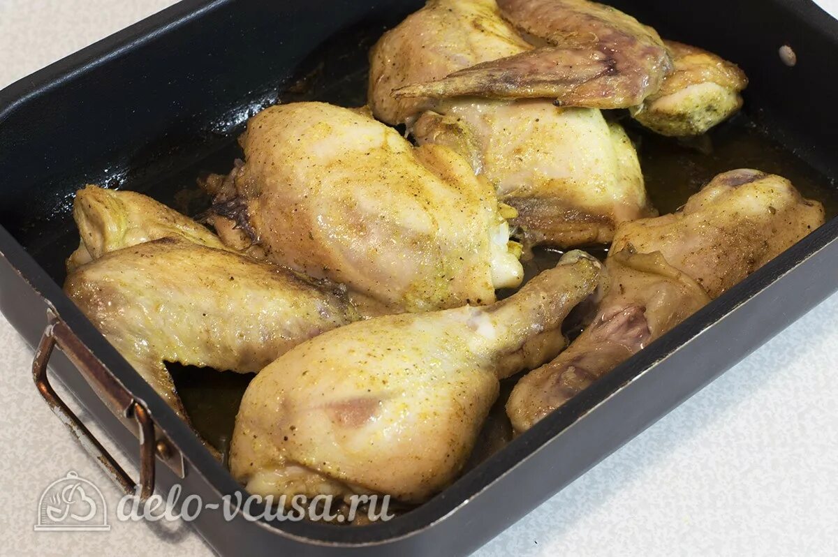 Сколько градусов запекать целую курицу. Курица в духовке градусы. курица в духовке готовится 2 часа. при скольких запекается курица в духовке. сколько готовится кура в духовке.