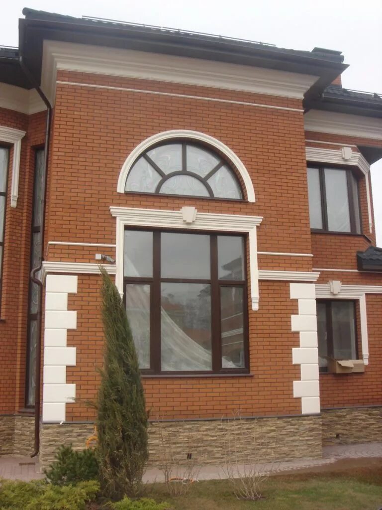 Отделка окон на фасаде частного. Отделка окон на фасаде частного. Красивый штукатурный фасад. Отделка окон на фасаде. Декоративная отделка окон снаружи.