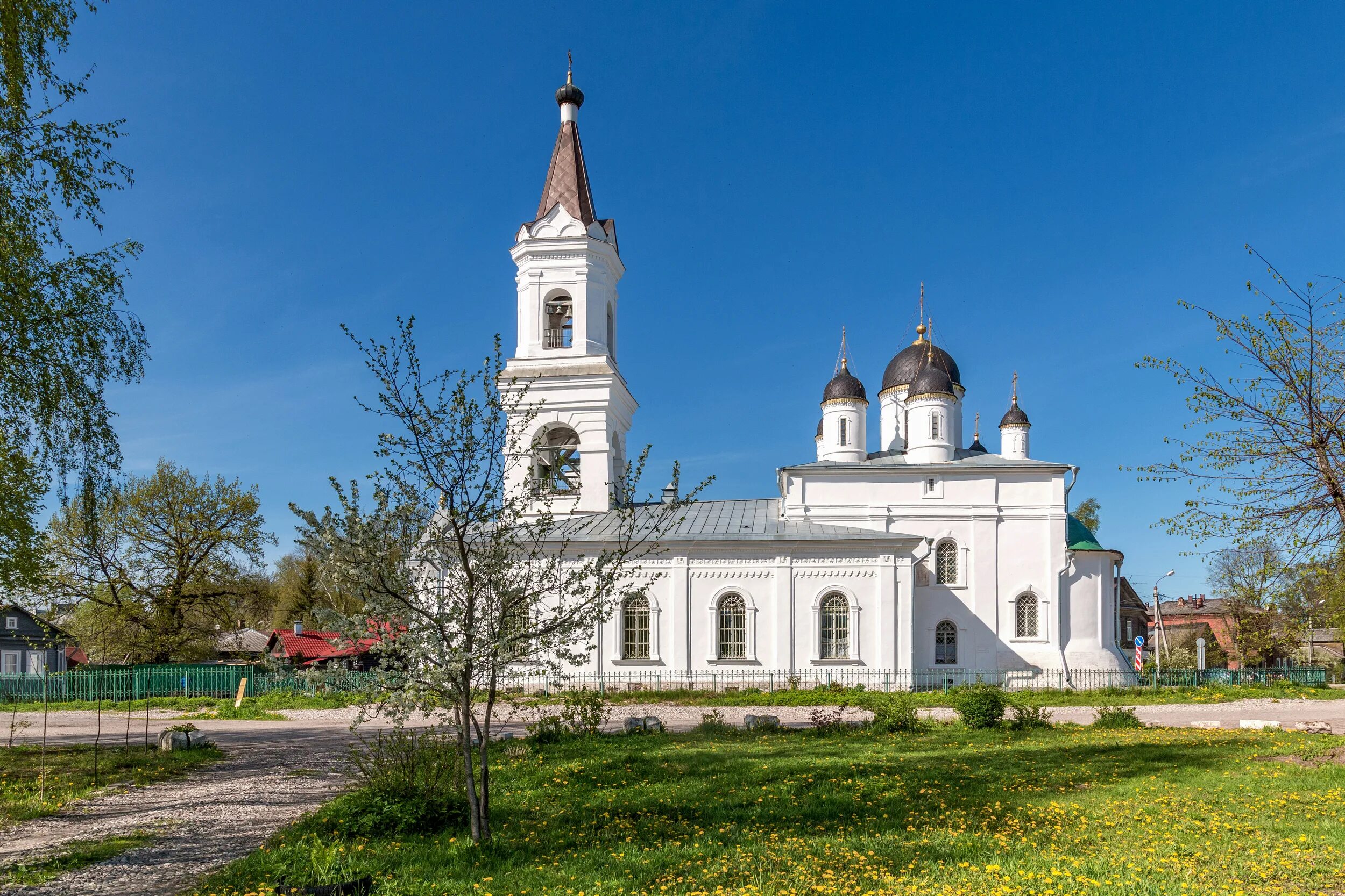 Бело Троицкая Церковь Тверь. Храм Троицы Живоначальной Тверь. Белая Троица Тверь. Храм белая Троица города Тверь.